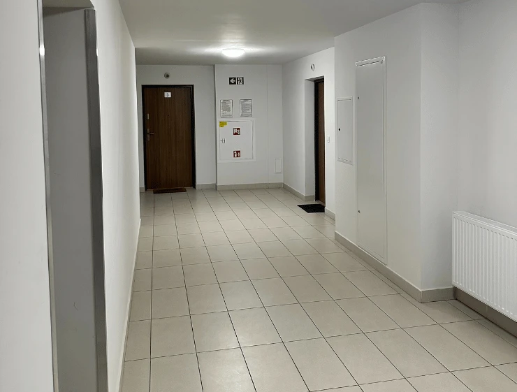 Czysta klatka schodowa po sprzątaniu - części wspólne wspólnoty mieszkaniowej Lublin