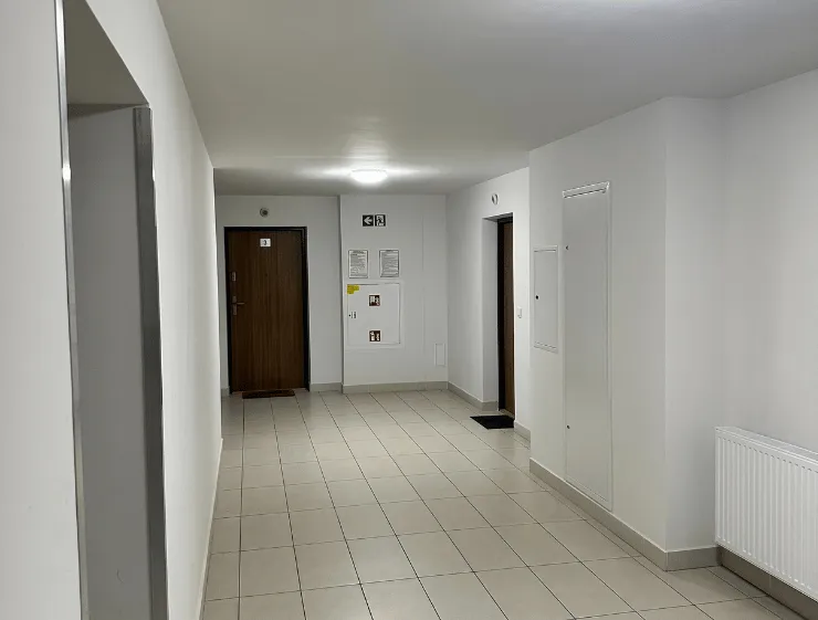 Czysty korytarz i wejście na klatce schodowej po sprzątaniu - Lublin