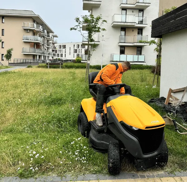 Koszenie trawy na osiedlu w Lublinie - utrzymanie terenów zielonych wspólnoty