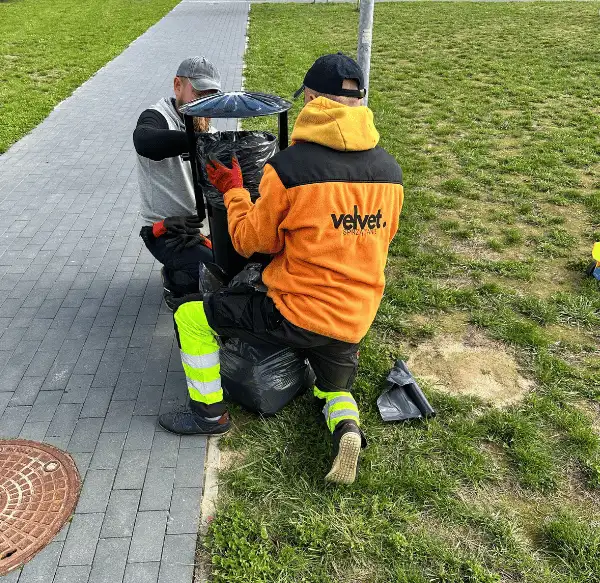 Porządkowanie terenu zewnętrznego w Lublinie - prace przy koszach i strefach wspólnych