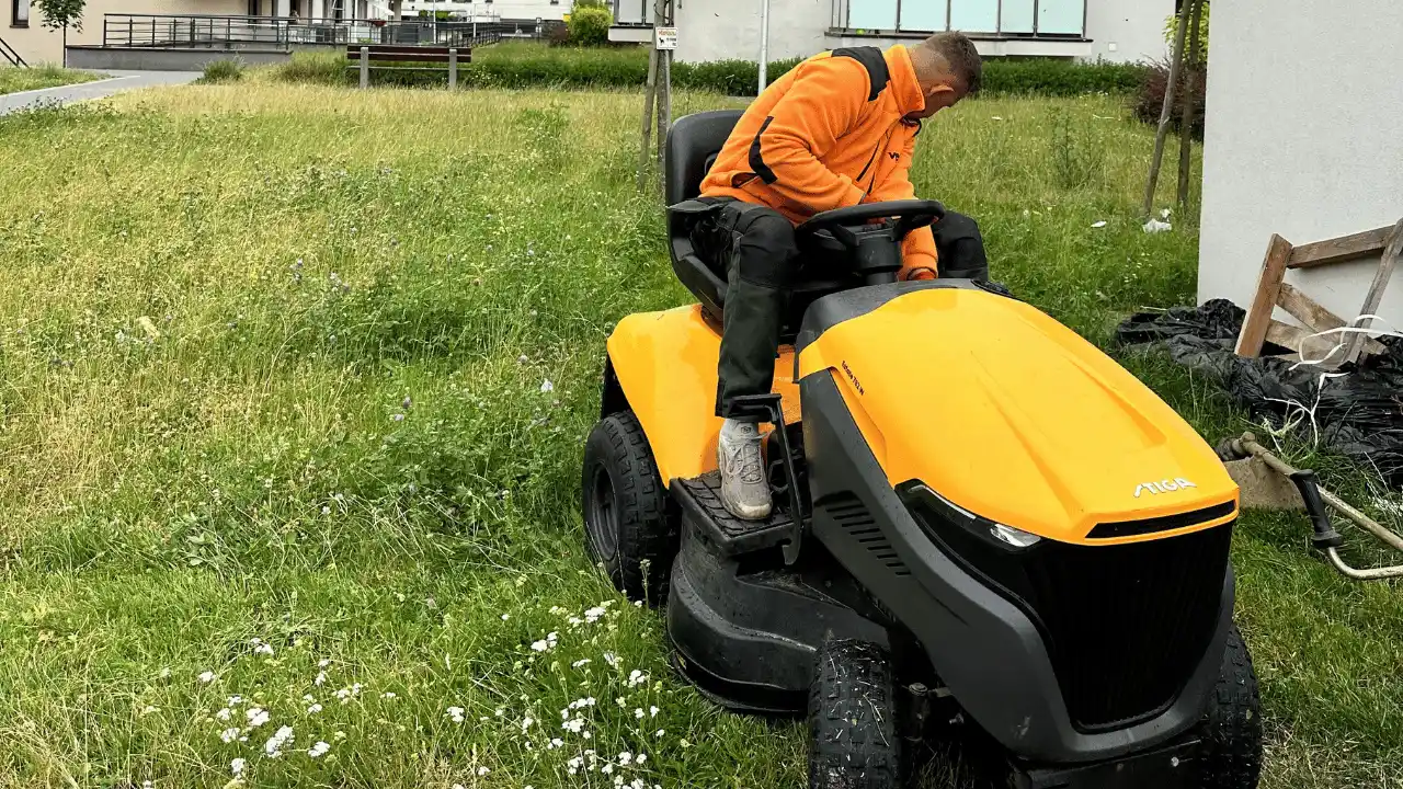 Koszenie trawy na osiedlu w Lublinie – utrzymanie zieleni wokół budynku