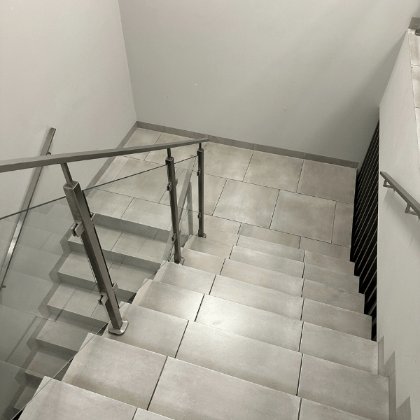 Czysta klatka schodowa po sprzątaniu – schody i balustrada w budynku mieszkalnym w Lublinie