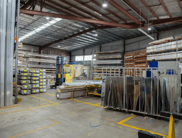 Hala magazynowa – uporządkowana strefa składowania i ciągi komunikacyjne w Lublinie