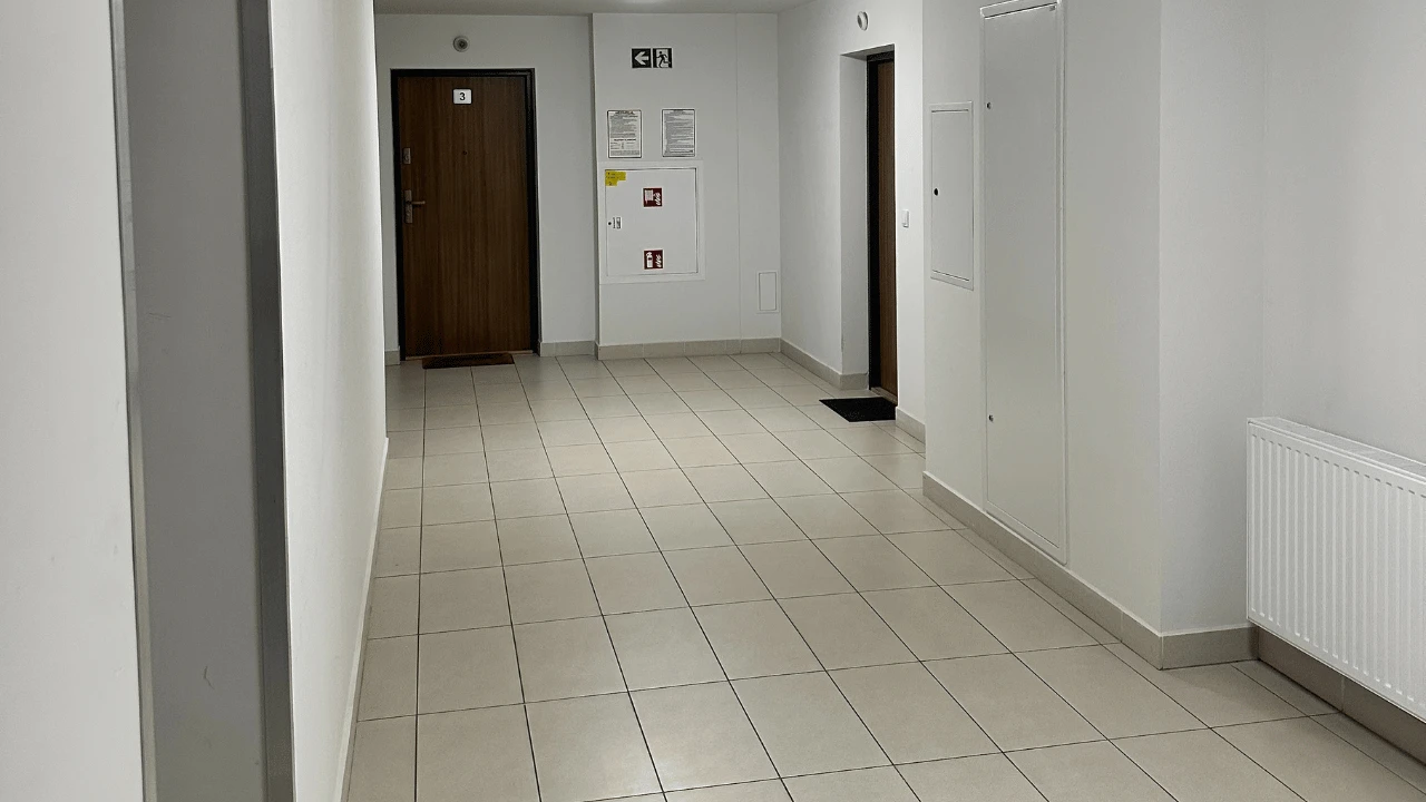 Klatka schodowa po sprzątaniu – czysta posadzka i części wspólne we wspólnocie w Lublinie