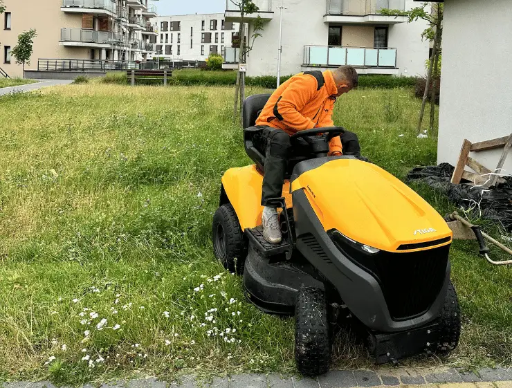 Koszenie trawy na osiedlu w Lublinie – stała obsługa terenów zewnętrznych