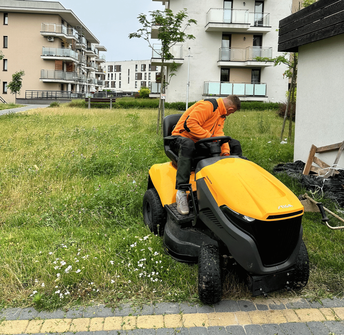 Koszenie trawy traktorkiem na osiedlu w Lublinie – pielęgnacja terenów zielonych Velvet Sprzątanie