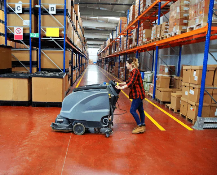 Maszynowe czyszczenie posadzki w hali magazynowej – sprzątanie hal i magazynów w Lublinie