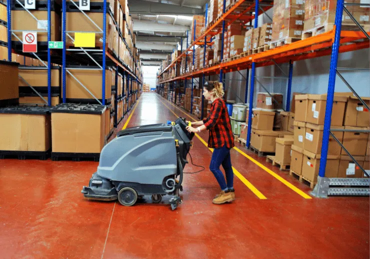 Maszynowe czyszczenie posadzki w magazynie – sprzątanie hal magazynowych Lublin