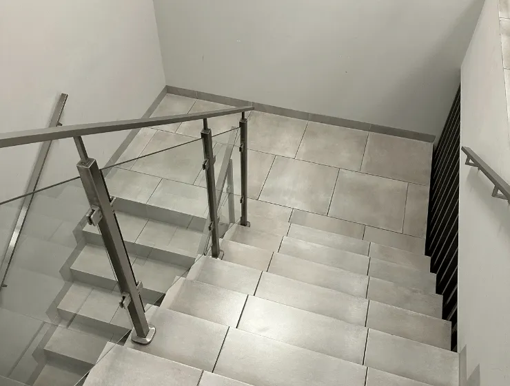 Maszynowe czyszczenie schodów i półpięter – klatka schodowa, Lublin