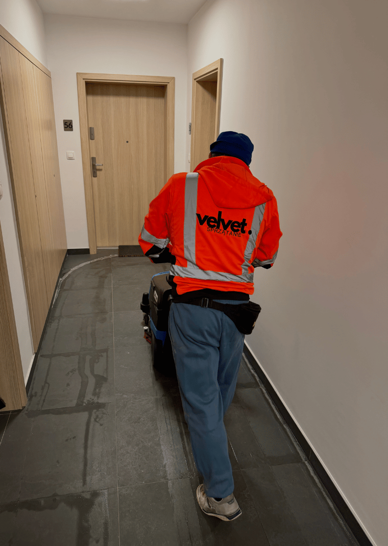 Maszynowe mycie korytarza w budynku – Velvet Sprzątanie