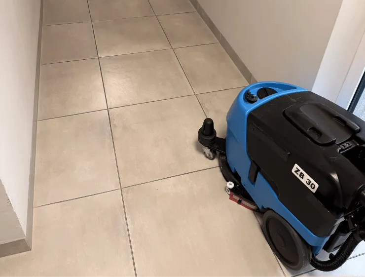 Maszynowe mycie płytek na klatce schodowej