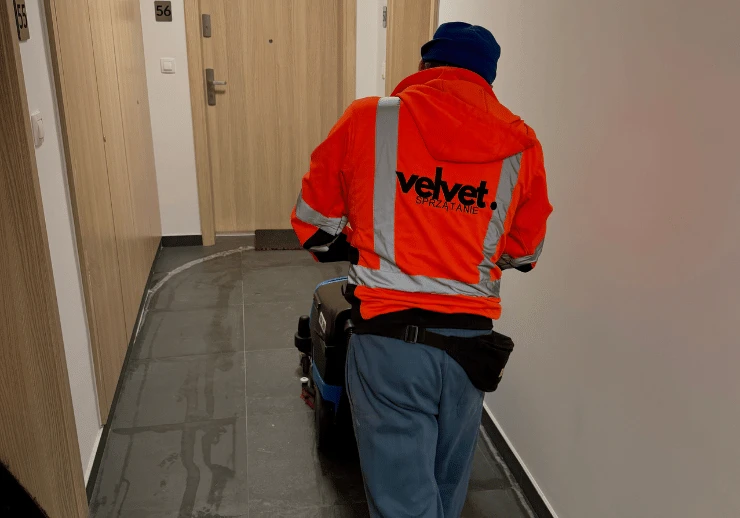 Maszynowe mycie posadzki na klatce schodowej – sprzątanie klatek schodowych Lublin