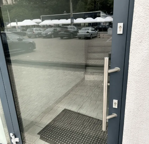 Mycie przeszkleń drzwi wejściowych i strefy wejścia – sprzątanie klatek, Lublin