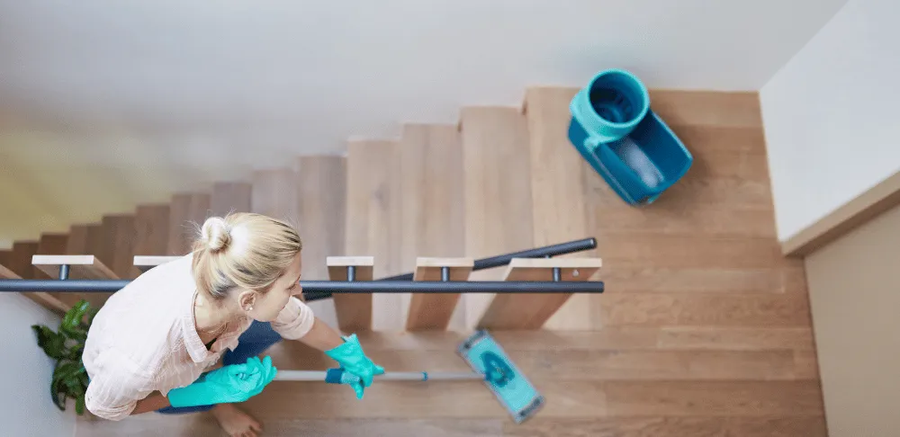 Mycie schodów i poręczy mopem – sprzątanie klatek schodowych w Lublinie