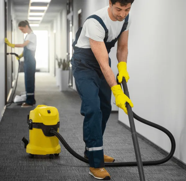 Odkurzanie korytarza w biurze – profesjonalne sprzątanie obiektów Lublin