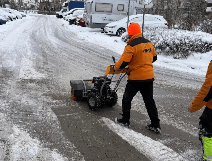 Odśnieżanie chodników i dojść w Lublinie – utrzymanie terenów zewnętrznych zimą
