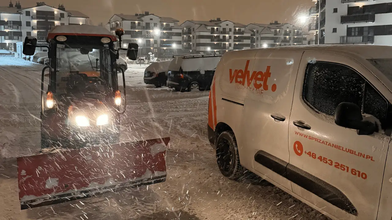 Odśnieżanie osiedla w Lublinie nocą – sprzęt i samochód serwisowy Velvet