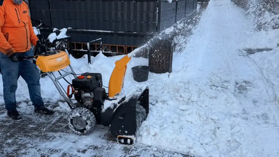 Odśnieżanie przy wspólnotach mieszkaniowych w Lublinie – usuwanie śniegu odśnieżarką