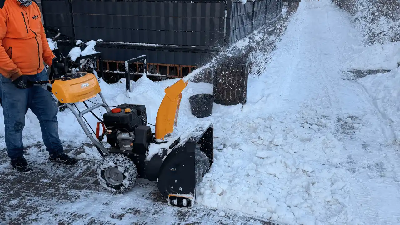 Odśnieżanie przy wspólnotach mieszkaniowych w Lublinie – usuwanie śniegu odśnieżarką