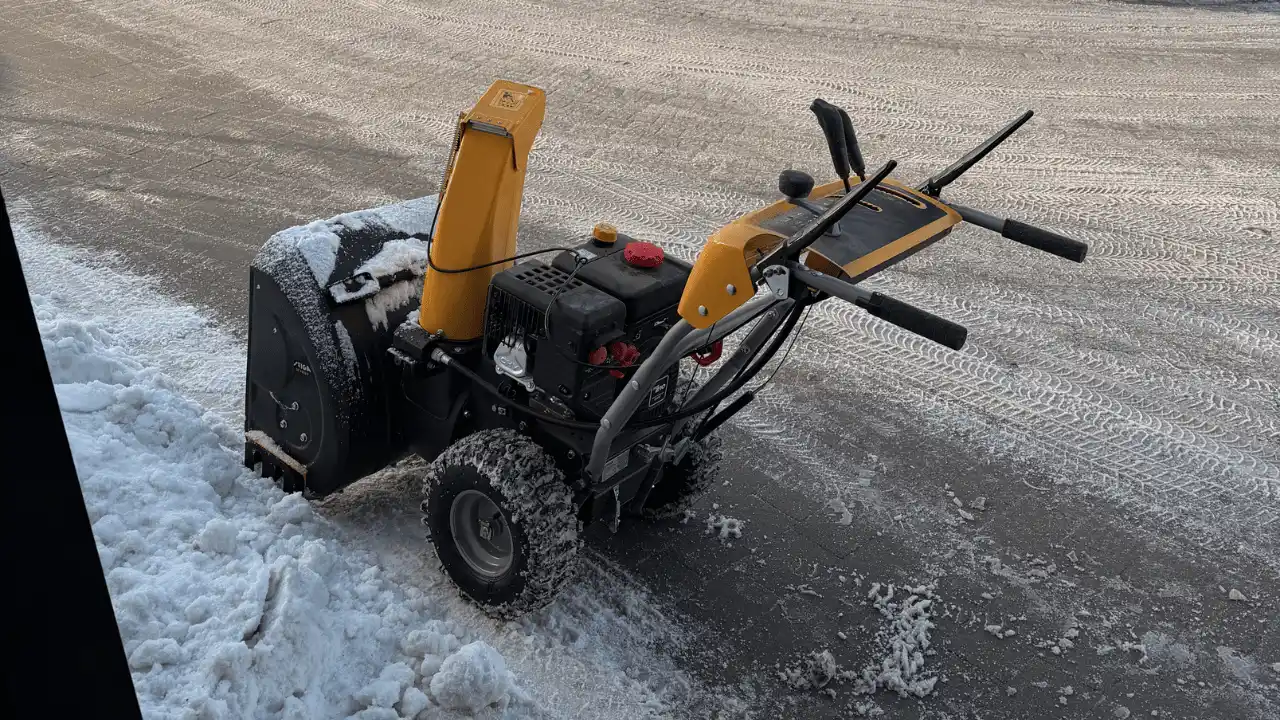 Odśnieżarka w pracy – oczyszczanie dojść i chodników na terenie wspólnoty