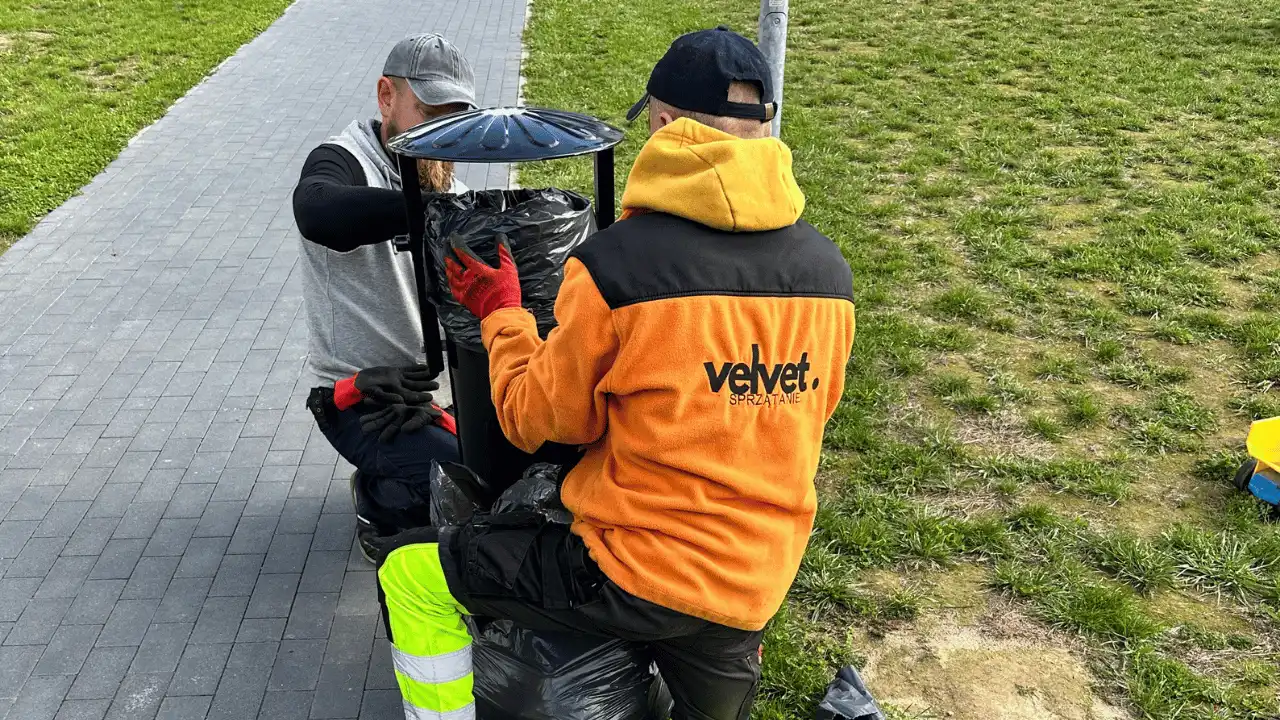 Porządkowanie terenu przy koszu na śmieci – wymiana worka i utrzymanie czystości