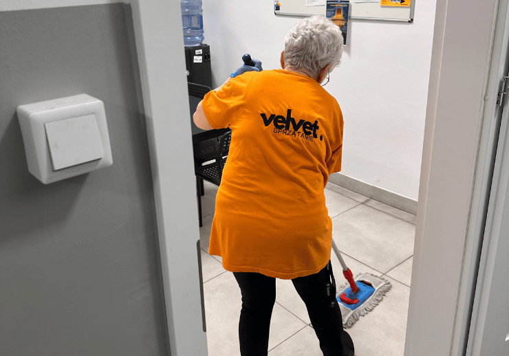 Pracownica Velvet Sprzątanie sprząta podłogę w biurze w Lublinie