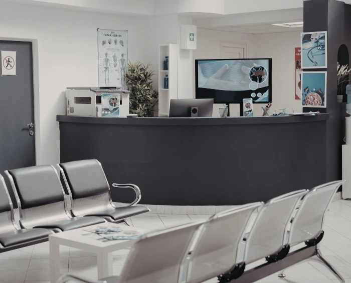 Recepcja i poczekalnia przychodni po sprzątaniu – profesjonalne sprzątanie przychodni w Lublinie