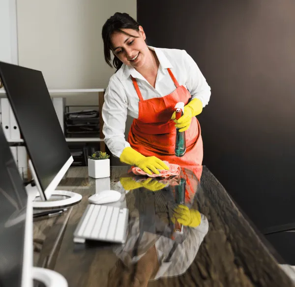 Sprzątanie biur w Lublinie – dezynfekcja i czyszczenie biurka w przestrzeni