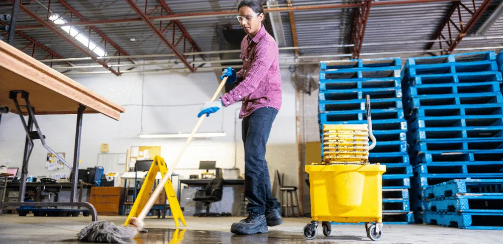 Sprzątanie hali magazynowej w Lublinie – mycie posadzki i prace porządkowe przy paletach