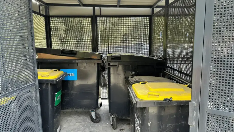 Wiata śmietnikowa we wspólnocie – pojemniki na odpady i porządek w boksie