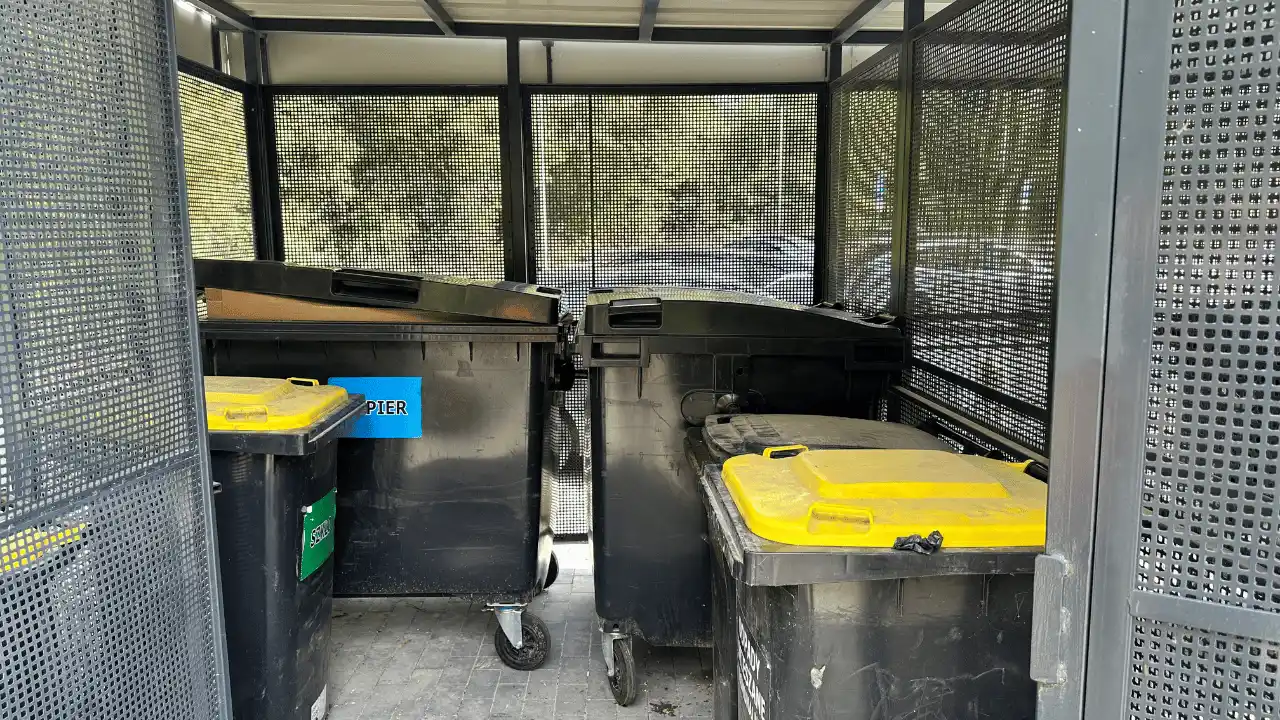 Wiata śmietnikowa we wspólnocie – pojemniki na odpady i porządek w boksie