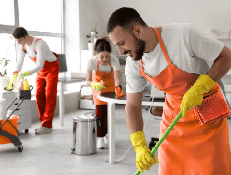 Zespół sprzątający porządkuje biuro – stałe sprzątanie biur w Lublinie