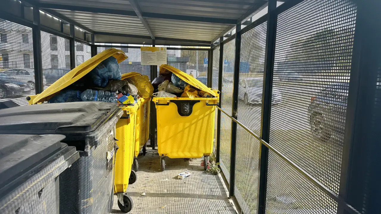 Altana śmietnikowa i pojemniki – kontrola porządku i czystości w strefie odpadów wspólnoty