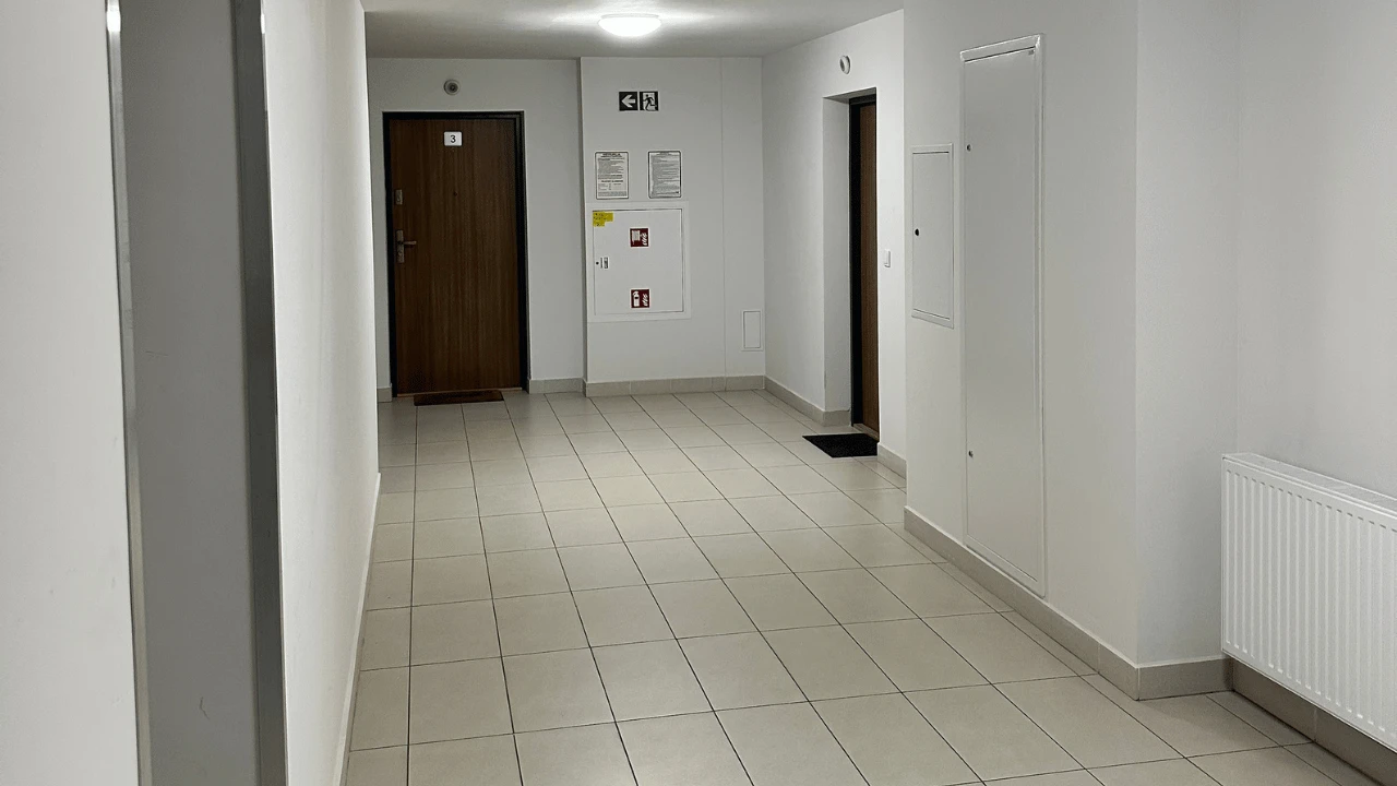 Czysta klatka schodowa po sprzątaniu – części wspólne we wspólnocie w Lublinie