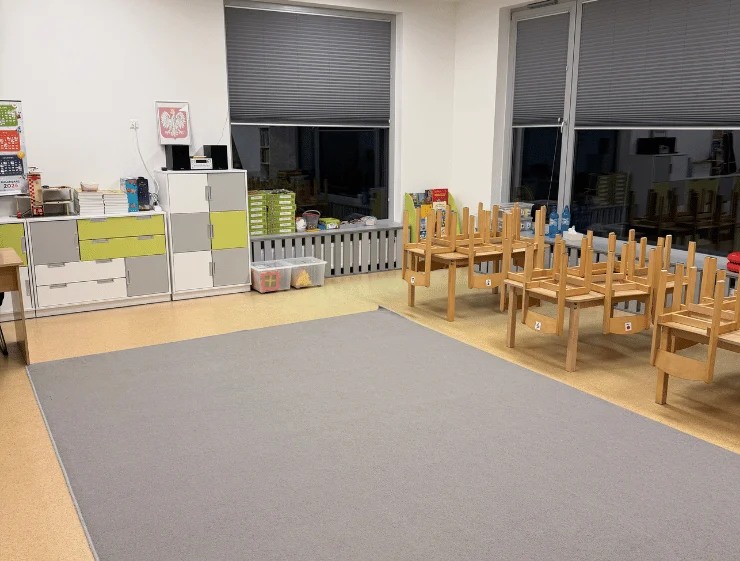 Czysta sala w przedszkolu po sprzątaniu wykonanym przez firmę sprzątającą z Lublina
