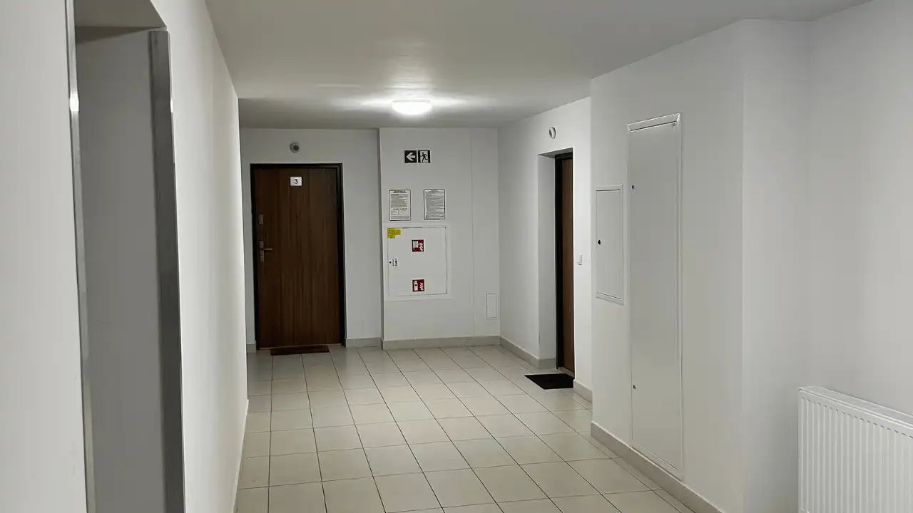 Czysty korytarz na klatce schodowej – standard sprzątania części wspólnych we wspólnocie