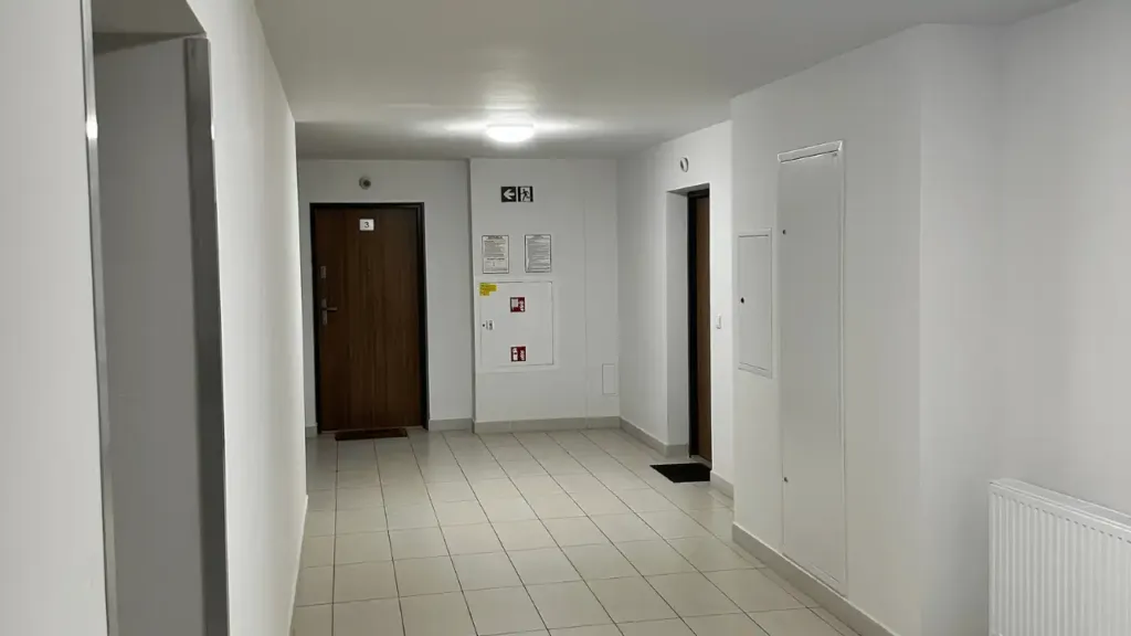 Czysty korytarz w części wspólnej – efekt regularnego sprzątania we wspólnocie