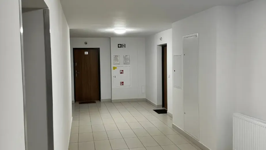 Czysty korytarz w części wspólnej – efekt regularnego sprzątania we wspólnocie