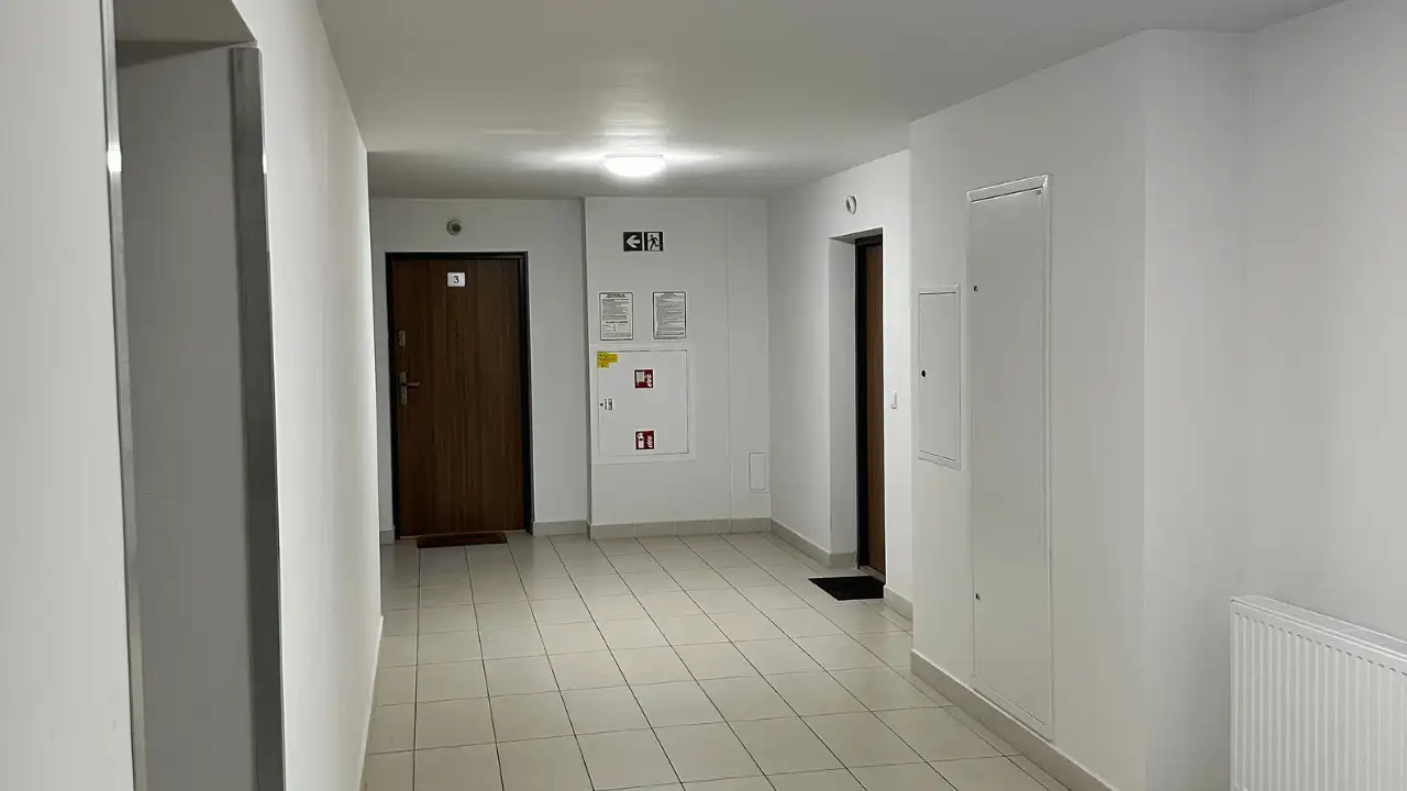 Czysty korytarz w części wspólnej – efekt regularnego sprzątania we wspólnocie