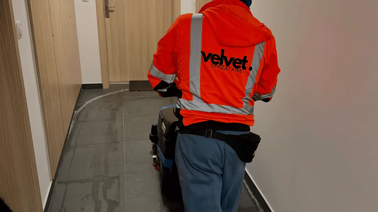 Doczyszczanie posadzki maszyną – profesjonalne sprzątanie korytarzy w budynku wielorodzinnym