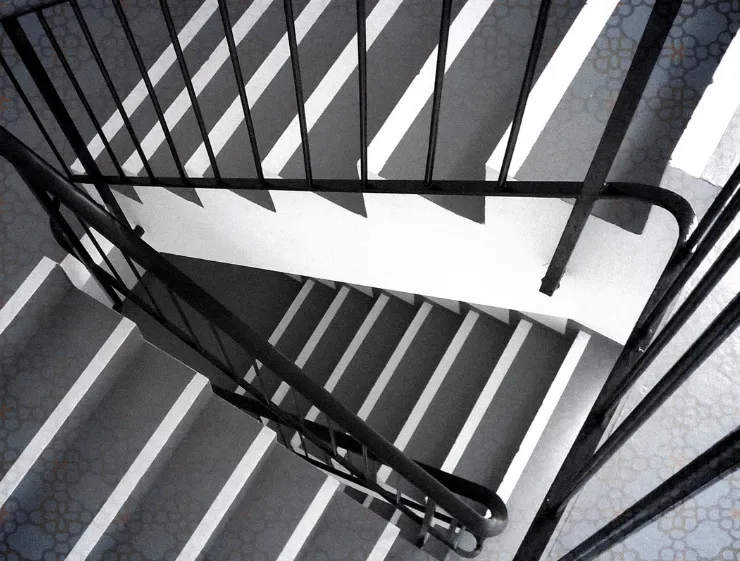 Klatka schodowa w budynku mieszkalnym – schody i poręcze przed sprzątaniem