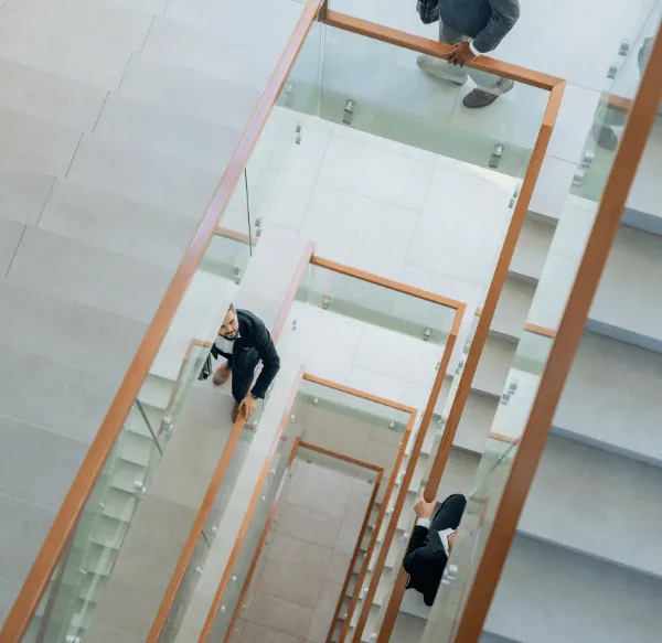 Klatka schodowa z przeszkloną balustradą – utrzymanie czystości na schodach