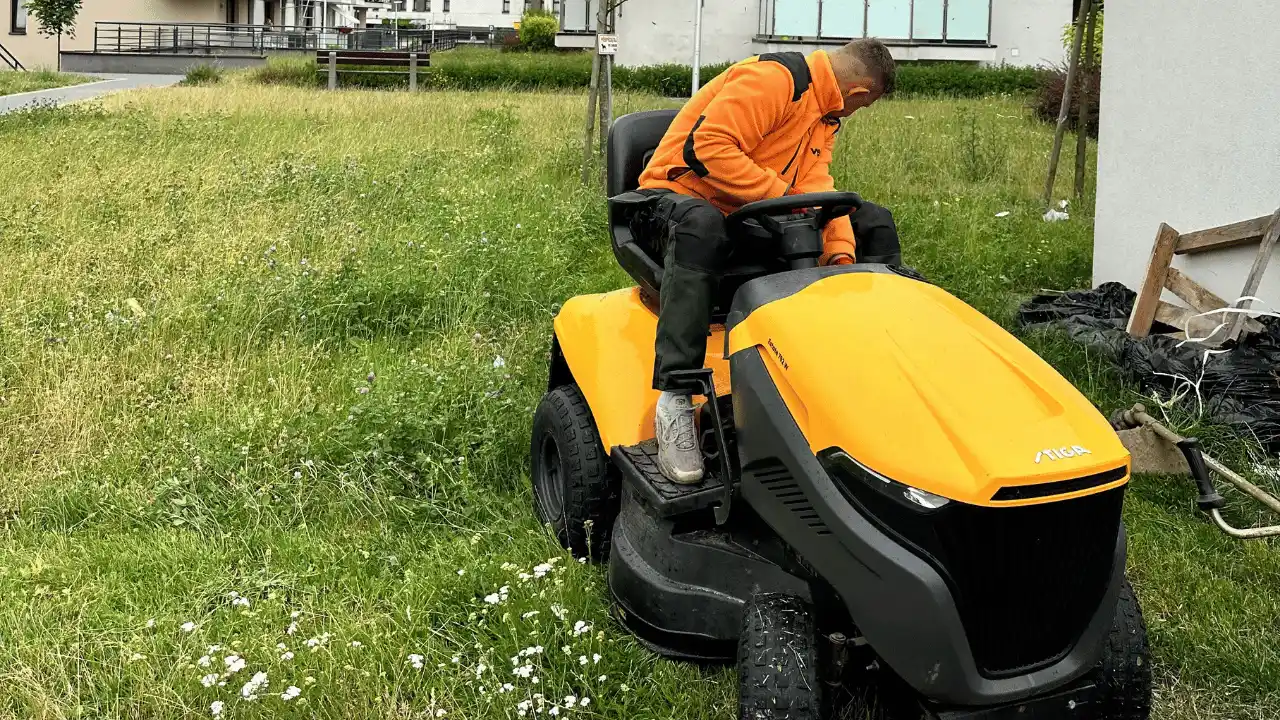 Koszenie terenów zielonych przy osiedlu w Lublinie – pielęgnacja trawnika sprzętem ogrodowym