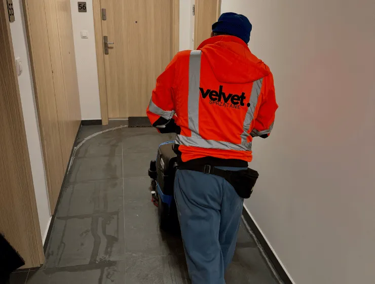 Maszynowe doczyszczanie posadzki na korytarzu w klatce schodowej w Lublinie