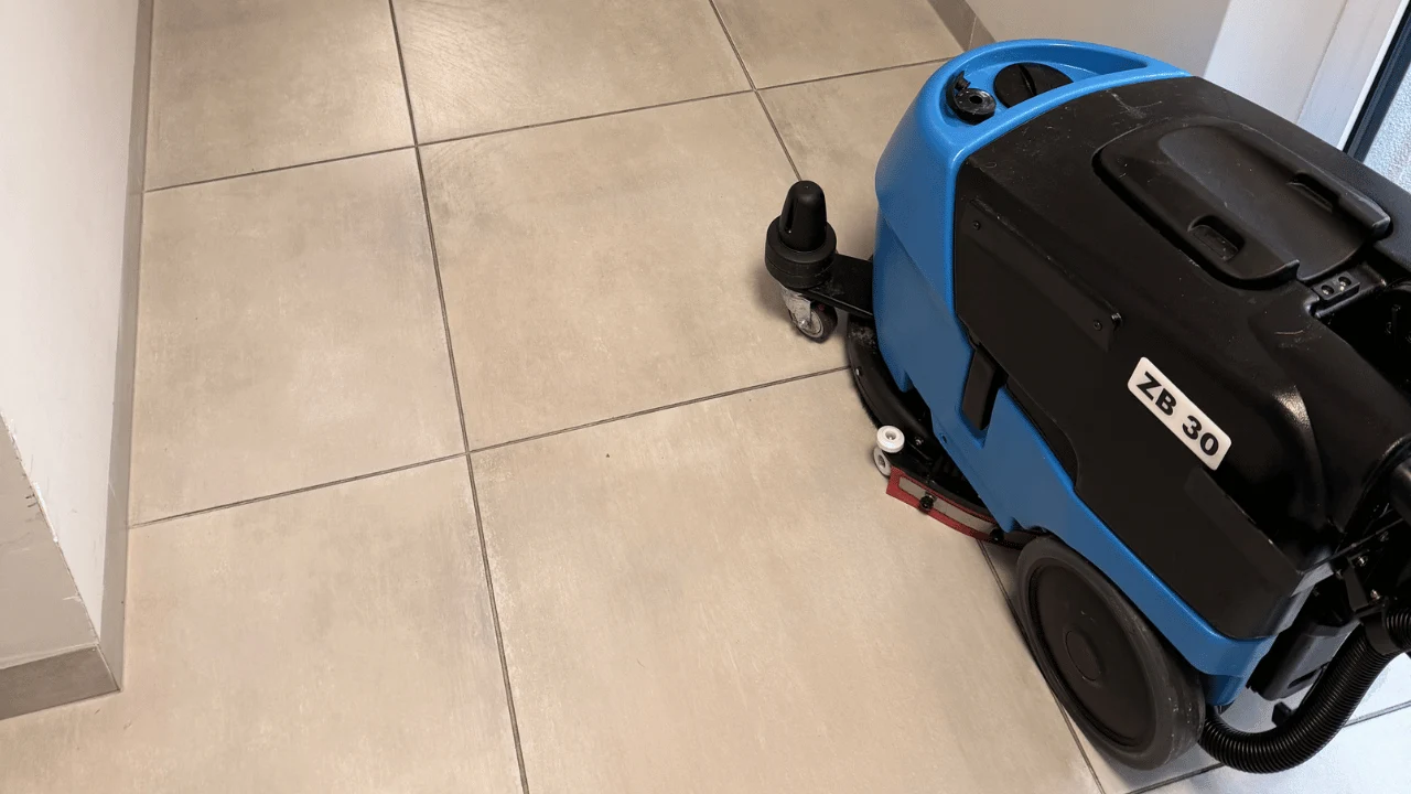 Maszynowe doczyszczanie posadzki w częściach wspólnych – profesjonalne sprzątanie wspólnot w Lublinie