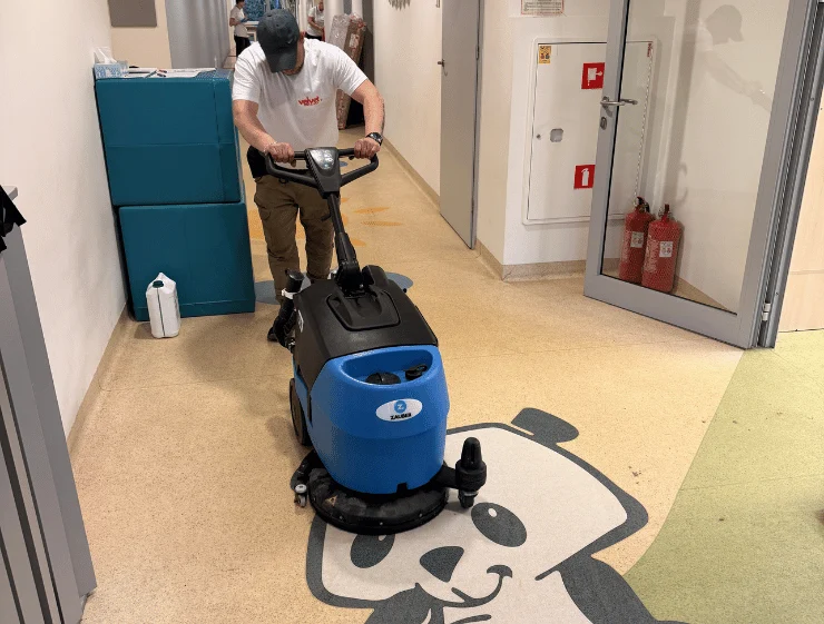 Maszynowe mycie podłogi w szkole lub przedszkolu w Lublinie przez firmę Velvet Sprzątanie