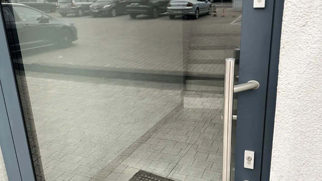 Mycie przeszkleń drzwi wejściowych – czyste wejście do budynku i standard sprzątania