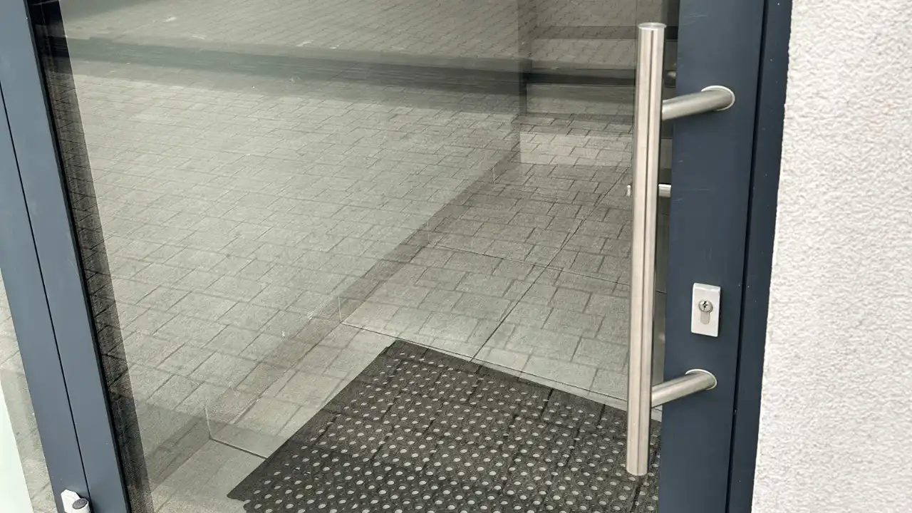 Mycie przeszkleń drzwi wejściowych do budynku – sprzątanie wspólnot w Lublinie