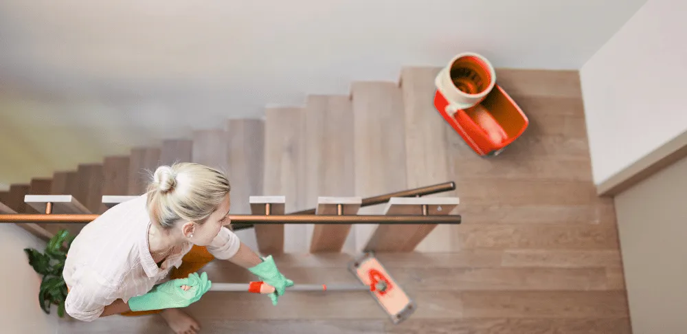 Mycie schodów i sprzątanie klatki schodowej – prace porządkowe na spoczniku