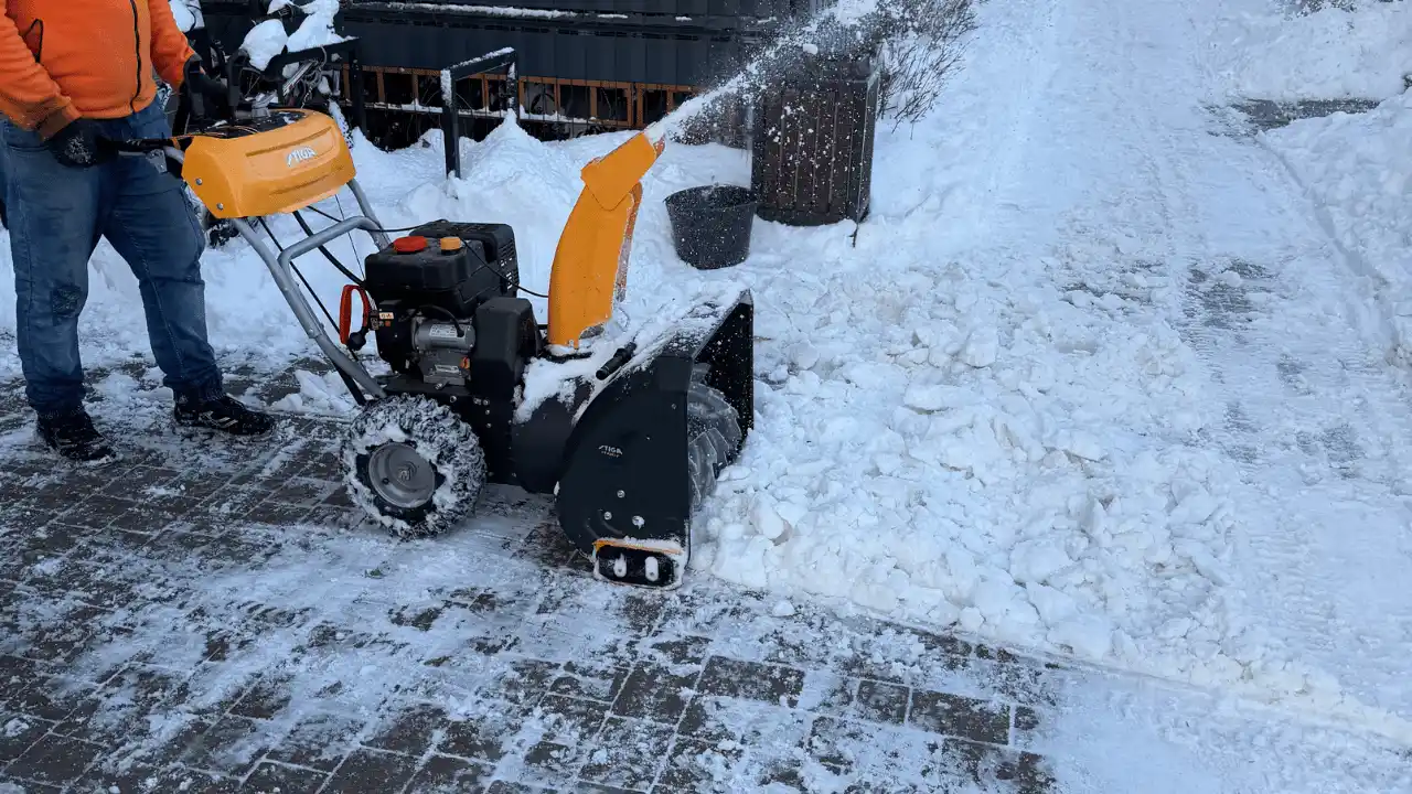 Odśnieżanie chodnika przy wspólnocie mieszkaniowej w Lublinie – usuwanie śniegu odśnieżarką